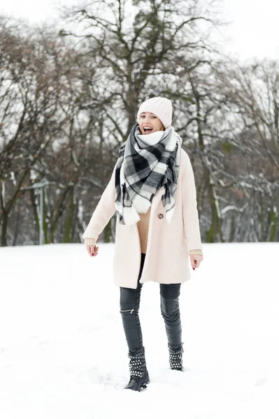 Молода жінка в парку, повний снігу — стокове фото
