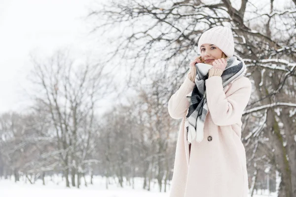 Молодая женщина в парке полном снега — стоковое фото