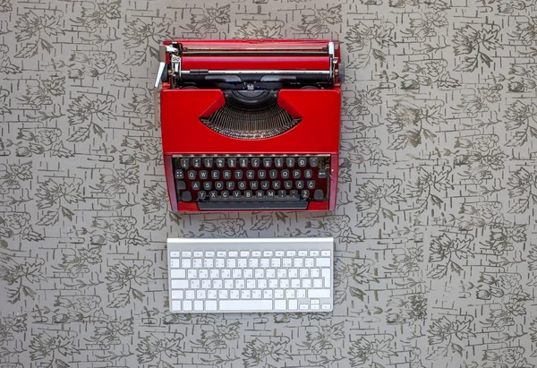 Máquina de escribir vieja y un teclado nuevo — Foto de Stock