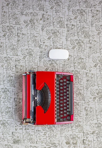 Oude schrijfmachine en een nieuw toetsenbord — Stockfoto