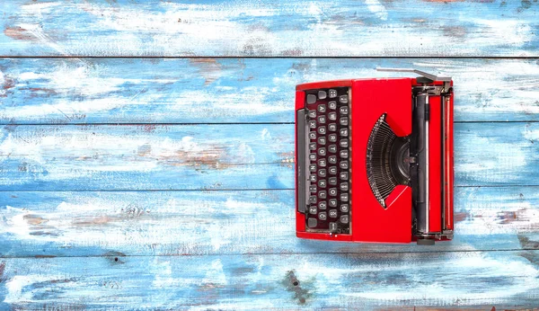 Máquina de escribir antigua sobre fondo de madera vintage —  Fotos de Stock