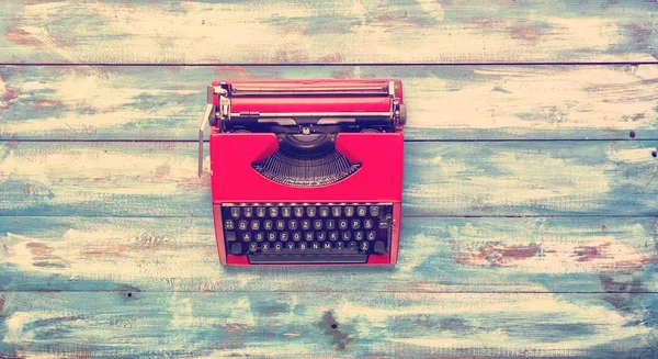 Vecchia macchina da scrivere su sfondo vintage in legno — Foto Stock