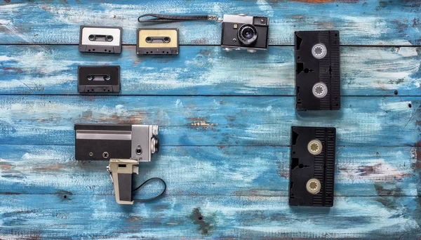Câmeras de vídeo e fotos, cassetes de áudio — Fotografia de Stock