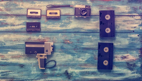 Видео- и фотокамеры, аудиокассеты — стоковое фото