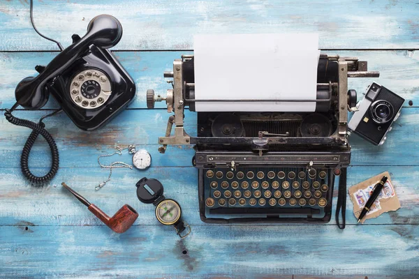 Máquina de escribir vieja con accesorios antiguos vintage para periodista —  Fotos de Stock