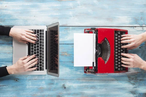 Old typewriter and laptop — Stock Photo, Image