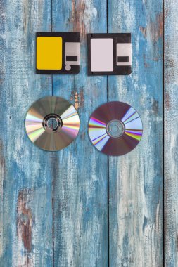 Floppy disk ve kompakt diskler gemide