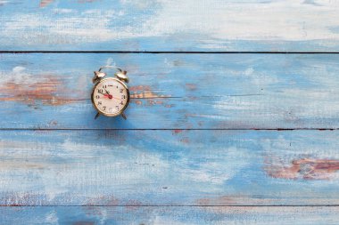 Bir ahşap tahta üzerinde eski çalar saat