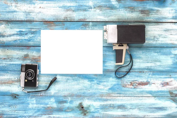 Видео и фотокамера на деревянной доске — стоковое фото