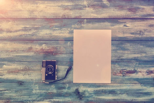 Cámara fotográfica sobre fondo de madera vintage —  Fotos de Stock