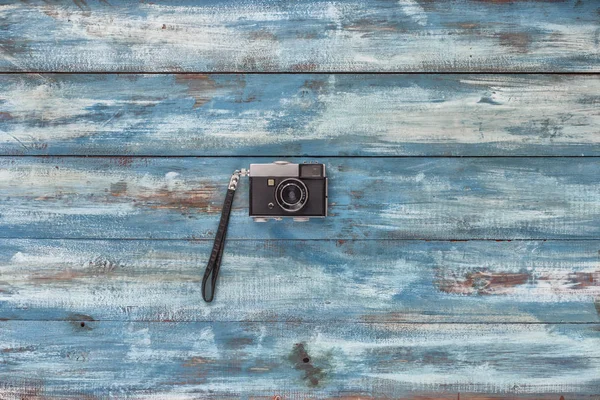 Фотоапарат на старовинному дерев'яному фоні — стокове фото