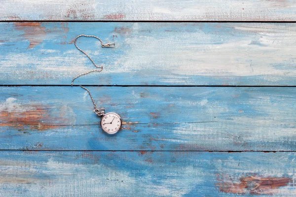 Карманные часы на деревянной доске — стоковое фото