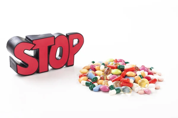 Renkli uyuşturucu ve hap işareti ile durdurmak — Stok fotoğraf