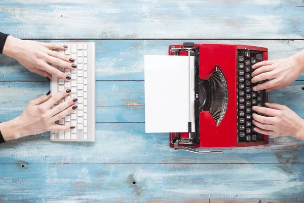 Máquina de escribir vieja y portátil — Foto de Stock