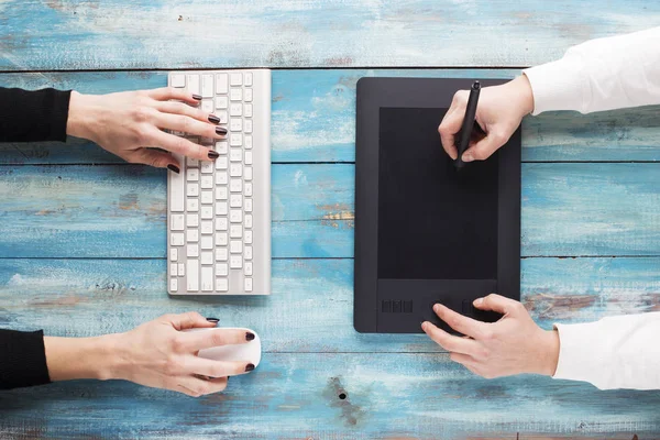 Tastiera e mouse contro penna tablet — Foto Stock
