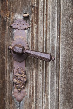 metal saplı eski ahşap kapı