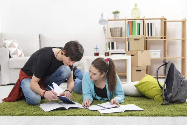 Frère et sœur se préparant pour un examen — Photo