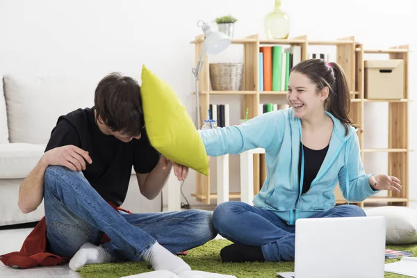 Adolescentes tendo uma luta travesseiro — Fotografia de Stock