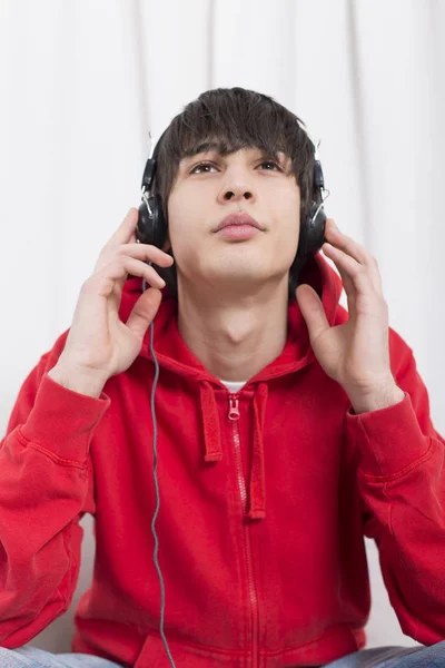 Підлітковий хлопчик слухає навушники — стокове фото
