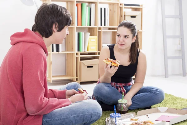 Teman memegang potongan pizza dan makan — Stok Foto