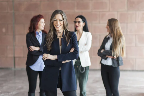 Donna di successo alla guida di un gruppo di lavoro — Foto Stock