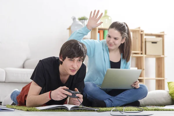 Adolescentes jogando videogames — Fotografia de Stock