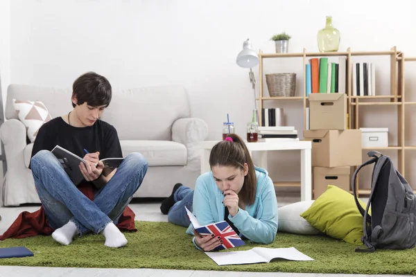 Tonåringar som förbereder för examen hemma — Stockfoto