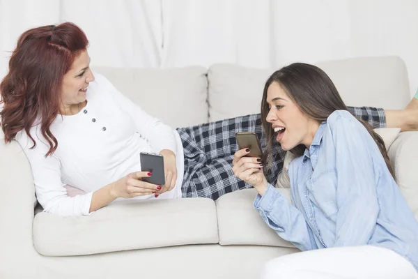 Női meg birtoklás móka együtt használva okostelefonok — Stock Fotó