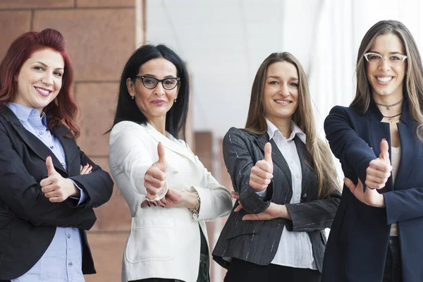 Mulheres de negócios bem sucedidas com polegares para cima e sorrindo — Fotografia de Stock