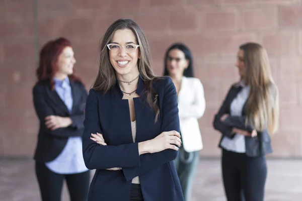 비즈니스 그룹을 선도 하는 성공적인 여자 — 스톡 사진