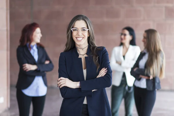 Mujer exitosa al frente de un grupo empresarial —  Fotos de Stock