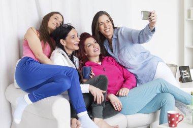 Eğlenceli ve çekici selfie olan arkadaşlar