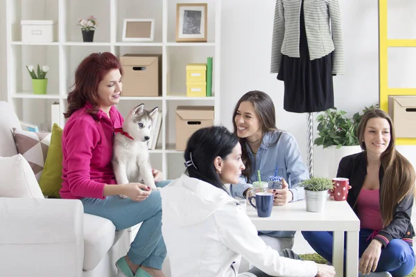 Freunde haben Spaß zu Hause — Stockfoto