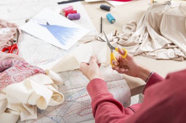 Moda Tasarımcısı moda stüdyosunda çizim