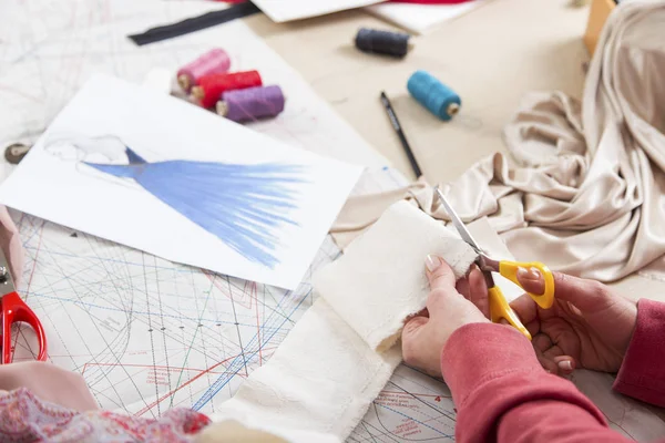 Модный дизайнер рисует в своей студии моды — стоковое фото