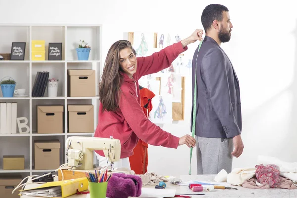 Dressmaker está midiendo al cliente masculino en su taller de costura —  Fotos de Stock