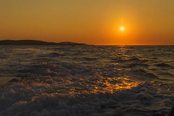 Прекрасный золотой пейзаж летнего заката или восхода солнца — стоковое фото