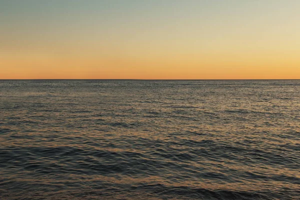 Pôr do sol ou nascer do sol sobre o mar — Fotografia de Stock