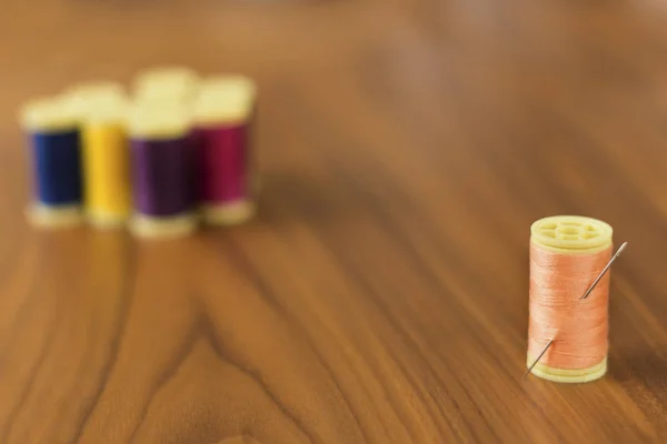 Bobinas de hilo de seda de colores — Foto de Stock