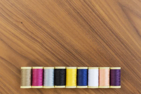 Bobine di filo di seta colorato — Foto Stock