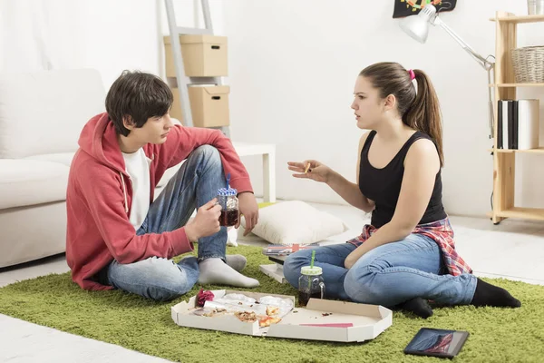 Amigos sostienen pedazos de pizza y comen — Foto de Stock