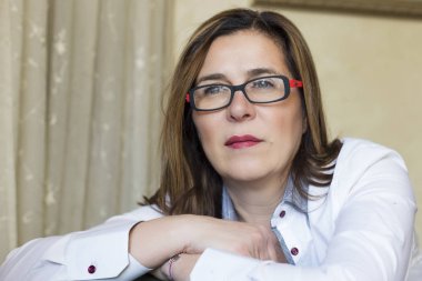 Orta yaşlı kadın derin düşünceler