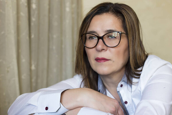 женщина средних лет глубоко в мыслях
