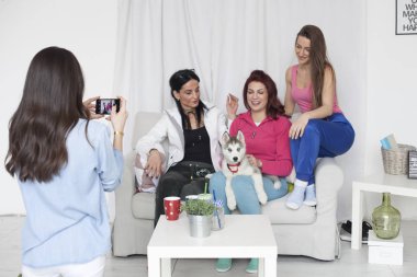 Köpek ve bir fotoğraf için poz arkadaşlar