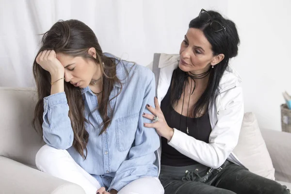 Arkadaş olan üzgün kadın