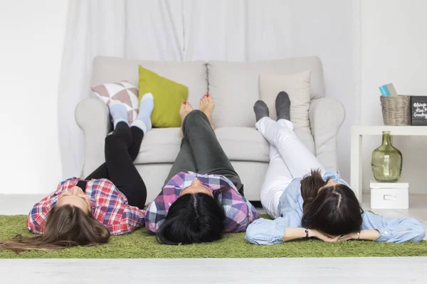 Freunde amüsieren sich im Wohnzimmer — Stockfoto