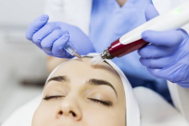 Mezoterapi bir Intradermal hyaluronik asit ile