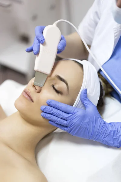 Kawitacja ultradźwiękowa, oczyszczanie skóry twarzy — Zdjęcie stockowe