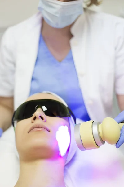 Tratamento a laser no salão — Fotografia de Stock