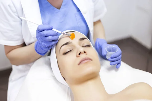 Máscara de descascamento facial aplicada — Fotografia de Stock